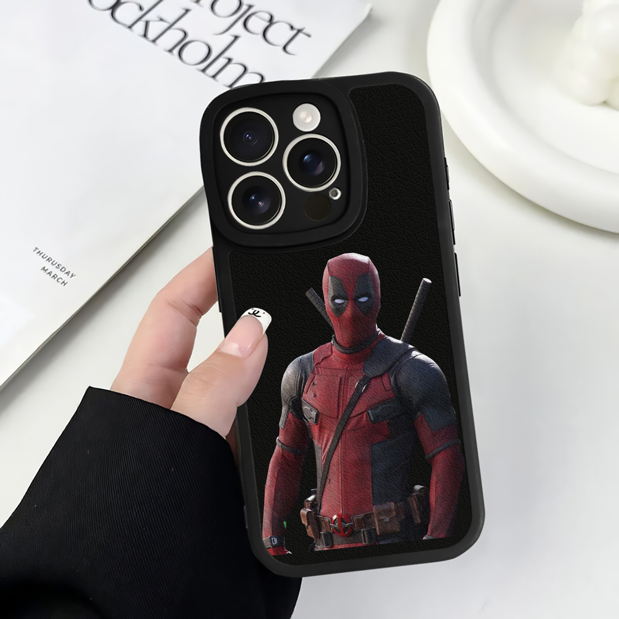 （画像用） Deadpool デッドプール 【iPhone 16シリーズ対応】シリコンスマホケース（レザー調） 材質：シリコン